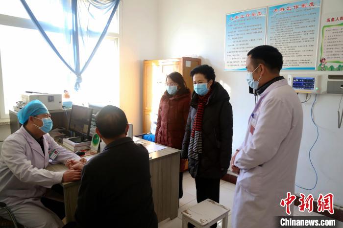 全國(guó)政協(xié)委員戴秀英：村醫(yī)越來(lái)越少，出路在哪？