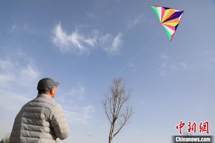 市民在放風(fēng)箏?！∴囆?qiáng) 攝