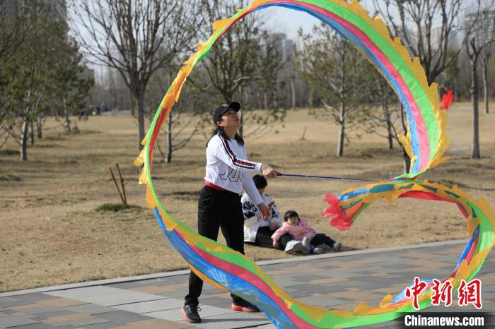 市民在公園里上演彩綢舞?！∴囆?qiáng) 攝
