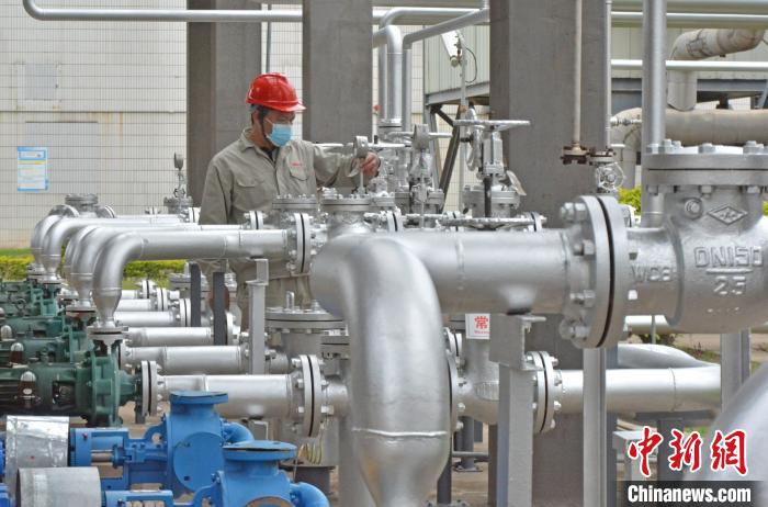 工人在查看設(shè)備儀表?！×趾霔v 攝