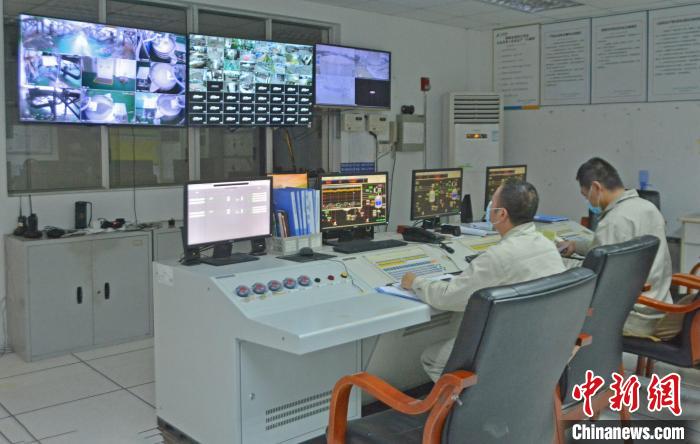 工人在中控室觀察各個(gè)生產(chǎn)車間運(yùn)行情況?！×趾霔v 攝