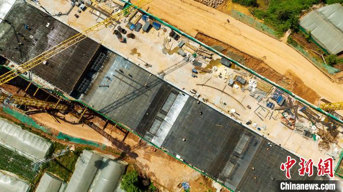 俯瞰正在建設(shè)的天府站多線橋鋼筋鋪架現(xiàn)場(chǎng)?！⒅铱?攝