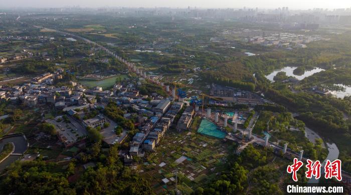 航拍正在建設(shè)中的成都至自貢高速鐵路成都段?！⒅铱?攝