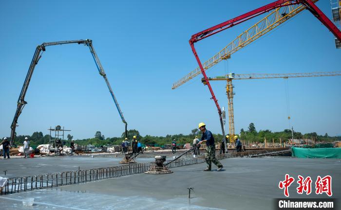 天府站多線橋施工澆筑現(xiàn)場(chǎng)。　劉忠俊 攝