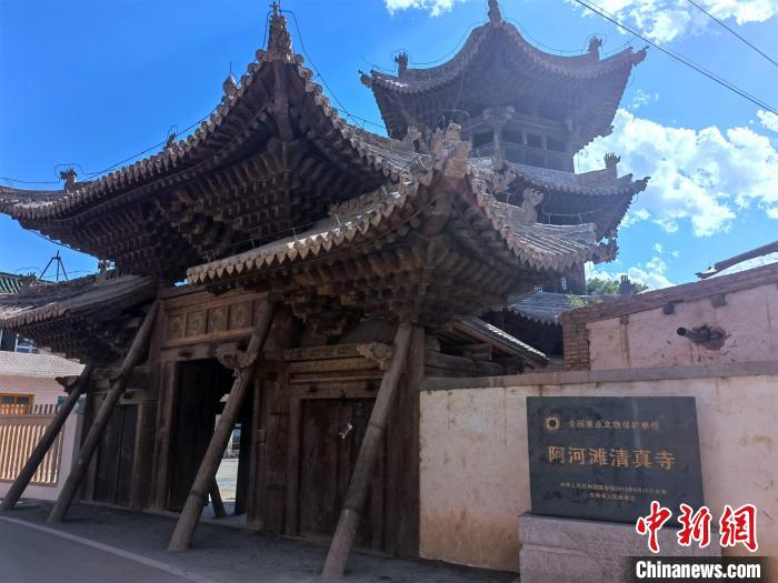 圖為集漢、藏、伊斯蘭風(fēng)格于一體的700年歷史的全國重點保護(hù)文物——阿河灘清真寺。　張海雯 攝