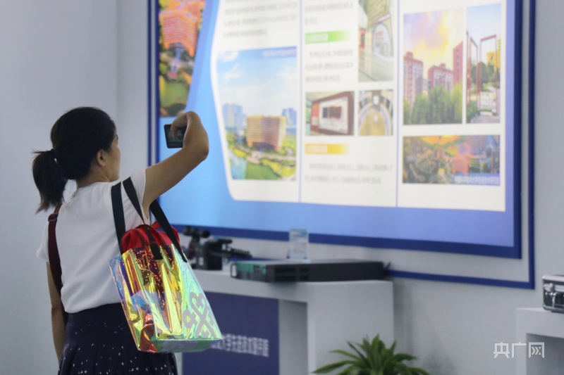 市民認真觀展，拍攝展板上的說明內(nèi)容(央廣網(wǎng)記者 趙家慧 攝)