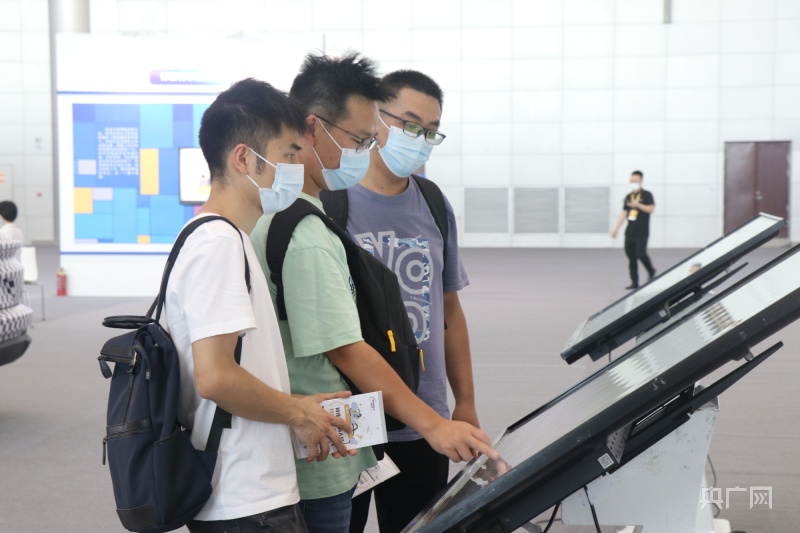 市民結(jié)伴而行，一起認真了解網(wǎng)絡(luò)安全科普知識(央廣網(wǎng)記者 趙家慧 攝)