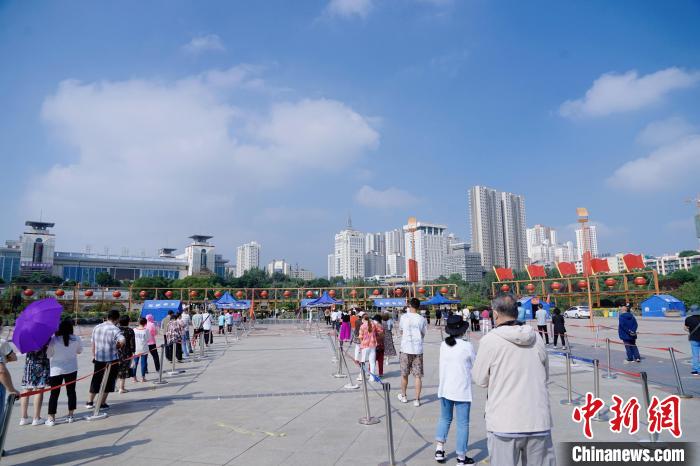 資料圖為居民有序排隊(duì)進(jìn)行核酸檢測(cè)?！●R銘言 攝