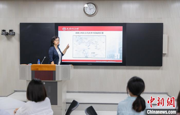 天津師范大學(xué)跨文化與世界文學(xué)研究院院長、教授郝嵐正在為同學(xué)們上課?！⊥踉谟?攝