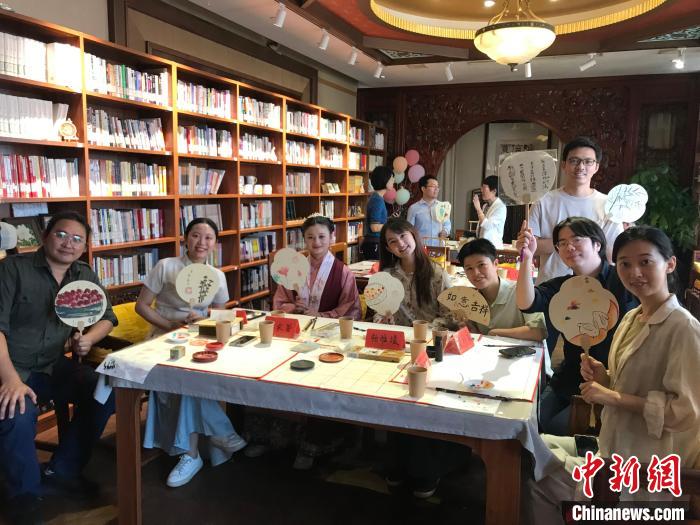 9月14日，“月動(dòng)臨秋扇”中華傳統(tǒng)文化沉浸式體驗(yàn)活動(dòng)在北京紀(jì)曉嵐故居舉辦。陳建新 攝 陳建新 攝