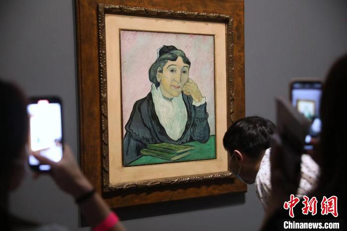 觀眾欣賞梵高畫(huà)作《阿爾勒婦女(吉努夫人肖像)》。　張亨偉 攝