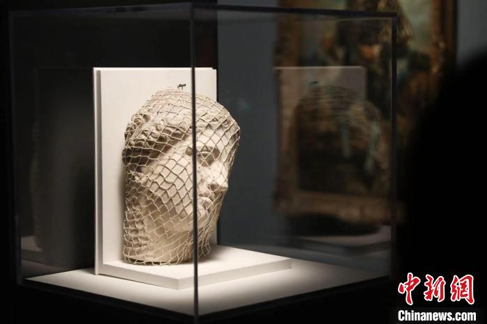 曼雷的裝置作品《維納斯》?！埡鄠?攝