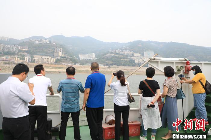 重慶市政協(xié)“同心聚力巴渝行”主題采訪團(tuán)15日走進(jìn)奉節(jié)，了解當(dāng)?shù)卣f(xié)委員護(hù)江成效?！×簹J卿 攝