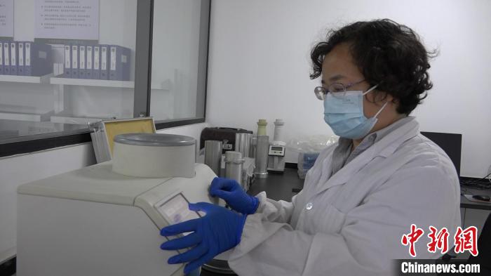 檢驗(yàn)員對(duì)樣品進(jìn)行檢測(cè)?！⊥趸萘?攝