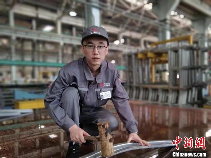 王漢卿在調(diào)修側(cè)墻彎梁?！∈茉L者供圖