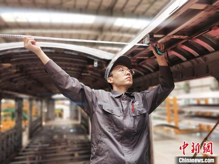 王漢卿在安裝車頂二次骨架吊?！∈茉L者供圖