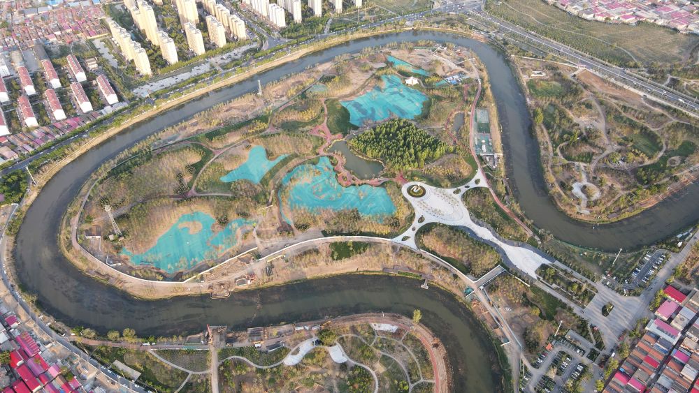 　圖為4月30日拍攝的河北滄州市區(qū)的大運(yùn)河“Ω”形河道。新華社發(fā)(傅新春 攝)