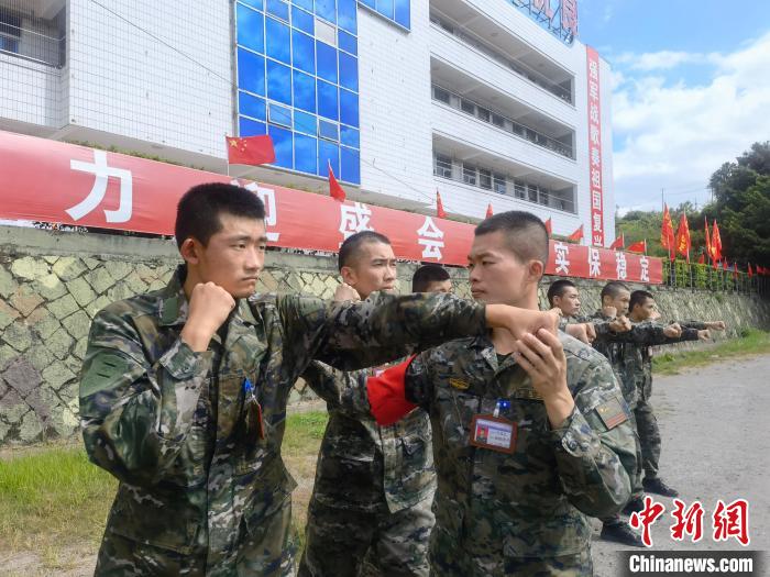 新兵尤云龍(左)不斷向一名合格軍人蛻變?！￡愴?攝