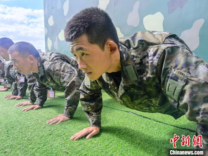 尤云龍正在和戰(zhàn)友進(jìn)行體能訓(xùn)練。　林靖松 攝