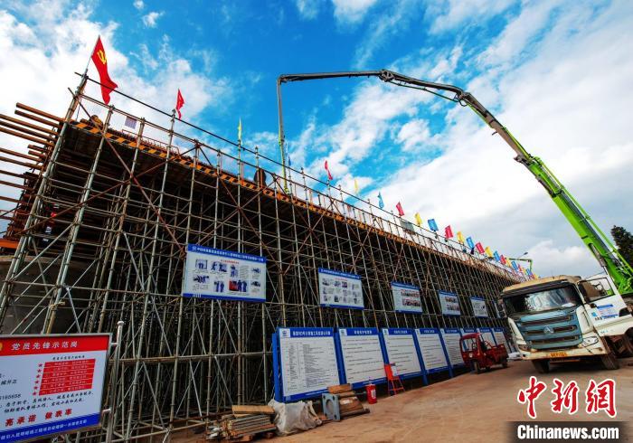 圖為渝昆高鐵云南段境內首座大橋連續(xù)梁混凝土澆筑施工現(xiàn)場?！『螀矽i 攝