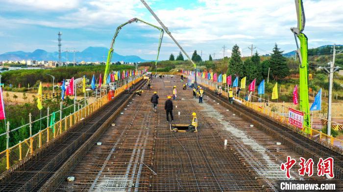 圖為渝昆高鐵云南段境內首座大橋連續(xù)梁混凝土澆筑施工現(xiàn)場。　劉文貴 攝