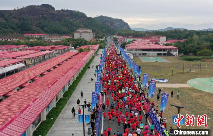 2022年龍虎山半程馬拉松鳴槍開跑?！⒅剧?攝