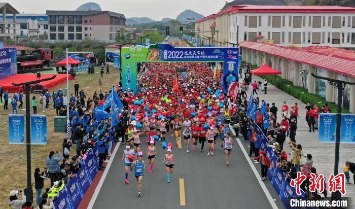 2022年龍虎山半程馬拉松鳴槍開跑?！⒅剧?攝
