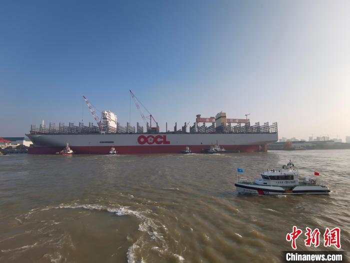 海巡艇在現(xiàn)場(chǎng)引導(dǎo)水上交通。　南通海事局供圖