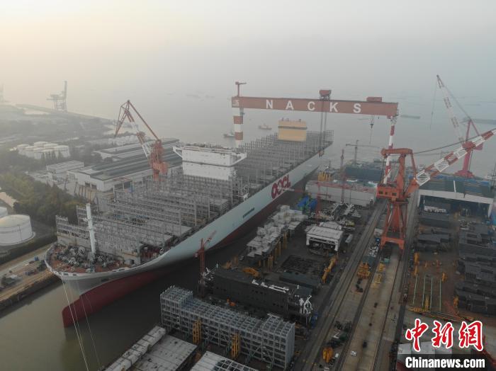 15日，全球綠色環(huán)保型集裝箱船“巨無(wú)霸”從江蘇出塢。　南通海事局供圖