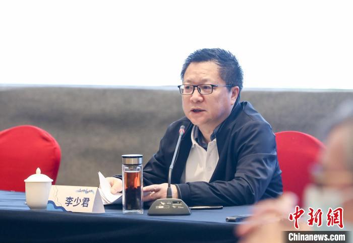 《詩(shī)刊》社主編李少君發(fā)言?！∠计挚h融媒體中心 供圖