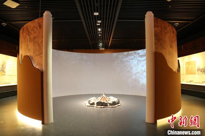 周口店遺址是迄今為止世界上同時(shí)期古人類(lèi)遺址中，材料最豐富、最全面和最具代表性的一處遺址?！√胁┪镳^供圖