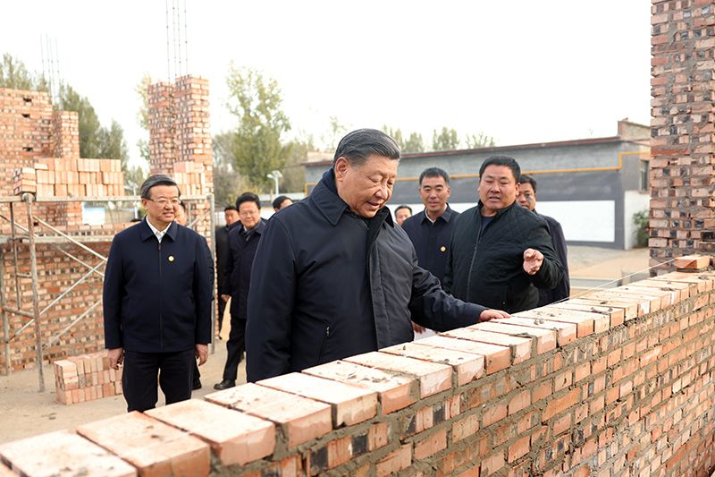 2023年11月10日，習(xí)近平總書(shū)記在河北保定涿州市刁窩鎮(zhèn)萬(wàn)全莊村房屋重建施工現(xiàn)場(chǎng)考察。