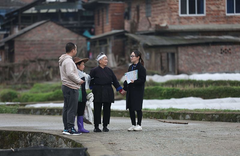 2022年3月24日，在廣西柳州市三江侗族自治縣良口鄉(xiāng)南寨村，紀(jì)檢監(jiān)察干部(右一、左一)在了解惠農(nóng)政策落實(shí)情況。