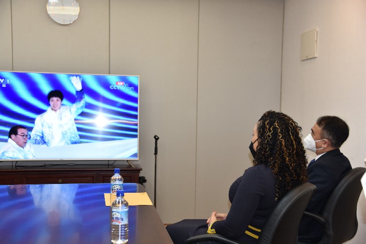 多米尼克友人與我外交官同看開幕式。中國駐多米尼克使館供圖