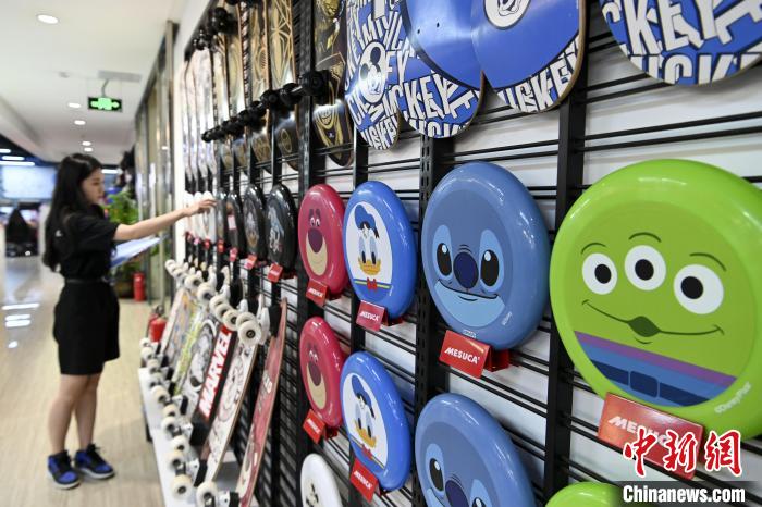 葉偉倫的體育用品公司推出了一系列IP授權(quán)款?！￡愺K旻　攝