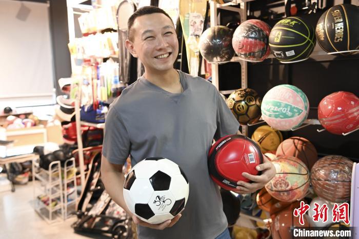 葉偉倫講述葉家在內(nèi)地的發(fā)展史，其中足球是他們家引以為傲的一個產(chǎn)品?！￡愺K旻 攝