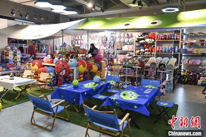 葉偉倫的體育用品公司推出了一系列產(chǎn)品。　陳驥旻 攝