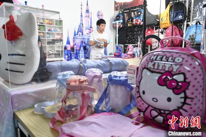 葉偉倫公司員工通過網(wǎng)絡(luò)直播方式銷售產(chǎn)品?！￡愺K旻 攝