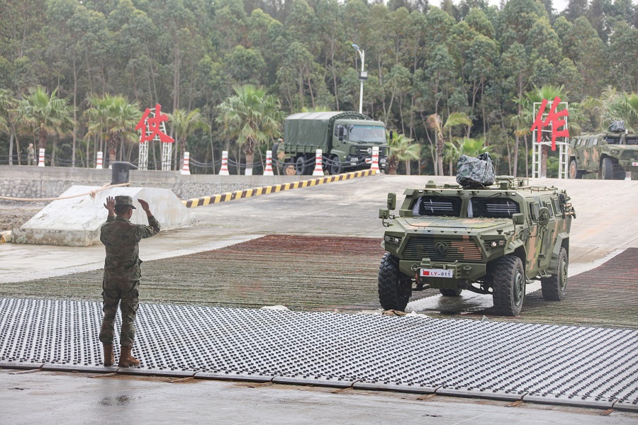 井岡山艦出發(fā)前進行車輛裝載。井岡山艦供圖