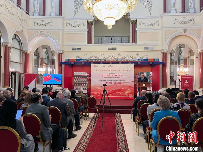 “今日中國”回顧與展望暨“閱讀中國”節(jié)目開播儀式活動現(xiàn)場。　田冰 攝