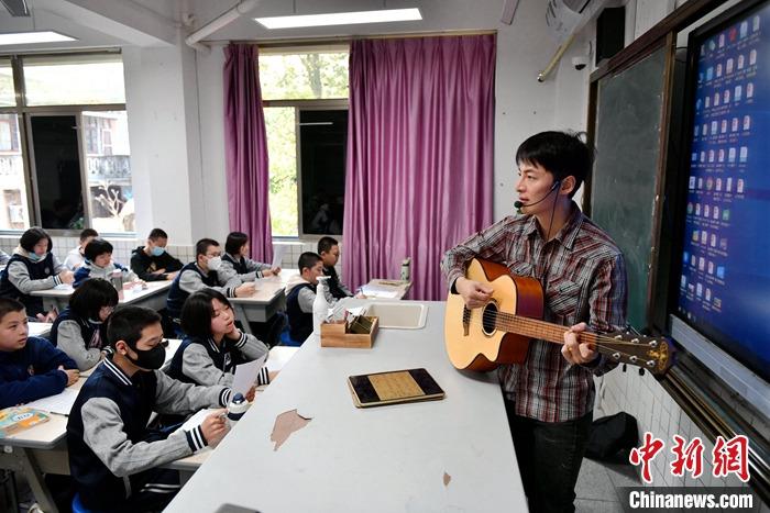 圖為3月16日，張家豪在福建福州延安中學(xué)教學(xué)。 <a target='_blank' href='/'><p  align=