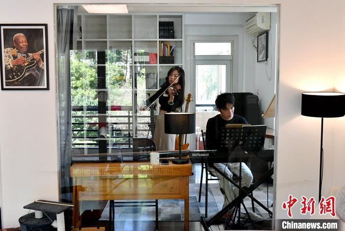 圖為3月10日，林佳臻(左)與張家豪在福建福州租的套房內(nèi)排練。 <a target='_blank' href='/'><p  align=