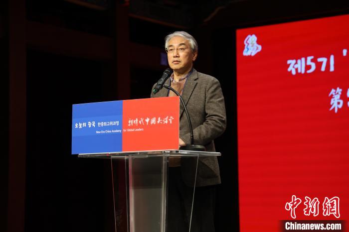 韓國(guó)前國(guó)務(wù)調(diào)整室長(zhǎng)李錫駿致辭。　中國(guó)駐韓國(guó)大使館供圖