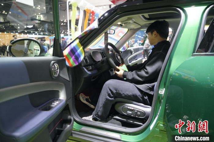 圖為觀眾在展會試駕車輛。　劉旭 攝