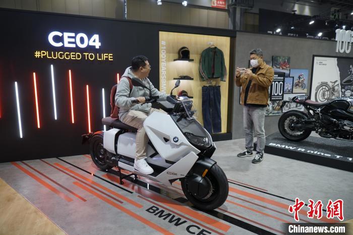 圖為觀眾在展會試駕車輛?！⑿?攝