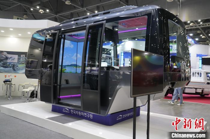 圖為展會上展示的無人駕駛移動出行工具?！⑿?攝