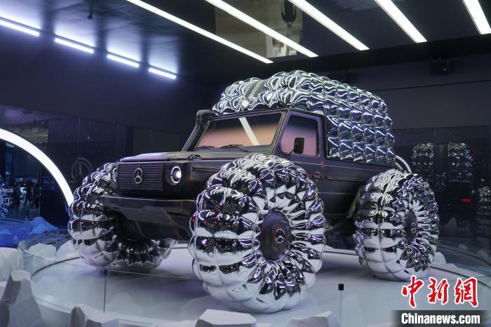 圖為梅賽德斯-奔馳和時(shí)尚品牌盟可睞(Moncler)共同設(shè)計(jì)的“Project MONDO G”?！⑿?攝