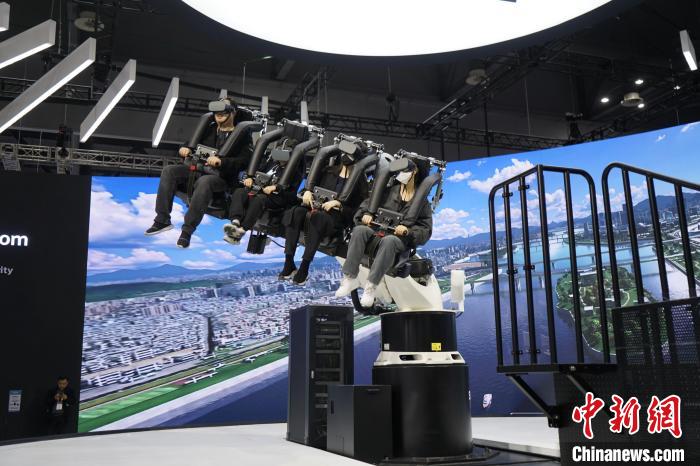 圖為觀眾在展會模擬體驗(yàn)未來城市空中移動出行方式?！⑿?攝