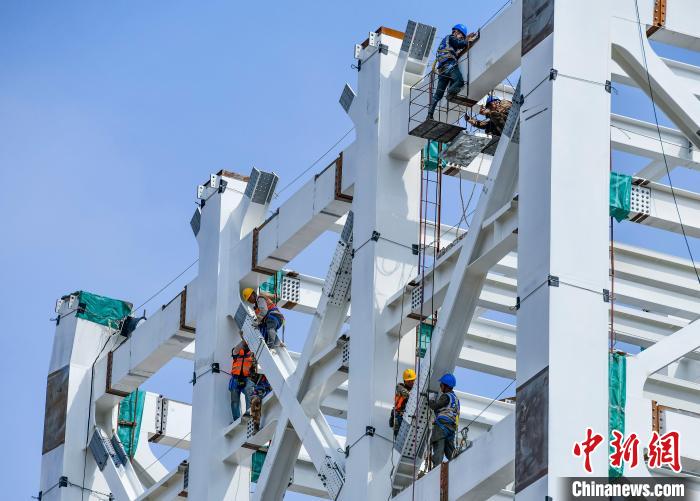 圖為海南商業(yè)航天發(fā)射場(chǎng)1號(hào)工位建設(shè)現(xiàn)場(chǎng)，工人正緊鑼密鼓施工?！●樤骑w 攝