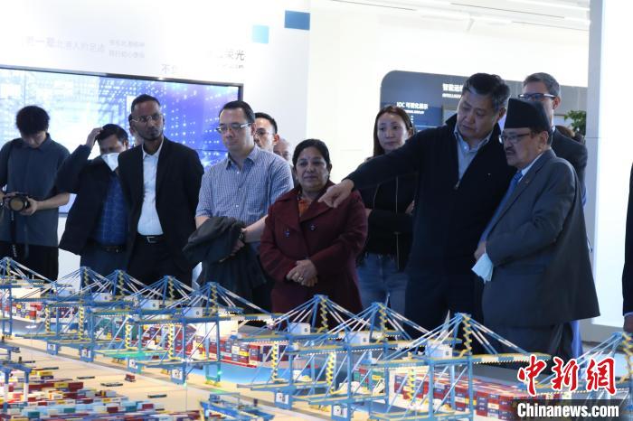 駐華使節(jié)和外交官參訪北部灣港智慧港口創(chuàng)新中心?！￡惽锵?攝